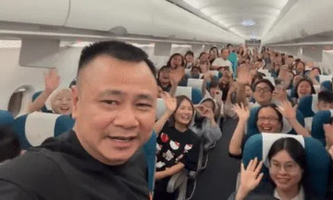 Ca sĩ Đan Trường tình tứ với vợ cũ, NSND Tự Long phấn khích gặp fan trên máy bay