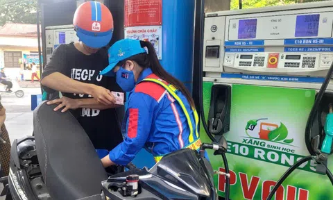 Giá xăng RON 95 tăng lên 20.608 đồng/lít