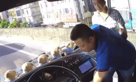 Truy tìm người đàn ông rút chìa khoá xe rồi bỏ đi khiến hành khách phơi nắng suốt 1 giờ