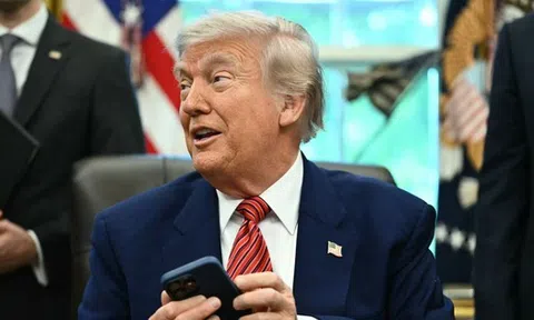 Ông Trump đe dọa khiến Apple, Samsung 'đứng ngồi không yên'