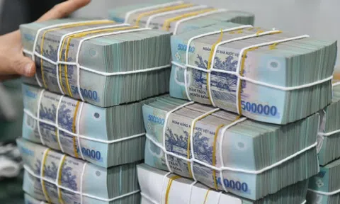 Một nhà băng giảm lãi suất 4 lần một tháng