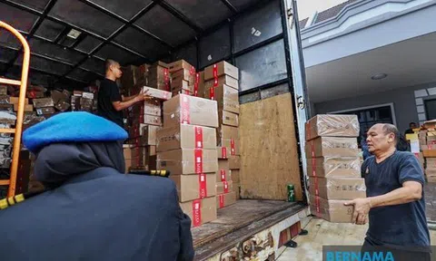 Theo dõi một căn hộ cho thuê suốt 7 ngày, công an bắt giữ 'ông bà trùm' livestream, tịch thu hơn 1.400 món đồ nhái