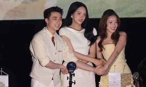 Cú bắt tay có '1-0-2' của Hương Giang và Chi Pu