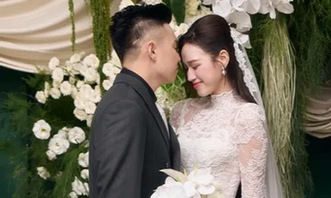 Doanh nhân Nguyễn Viết Vương hôn hoa hậu Đỗ Thị Hà trong lễ đón dâu sáng 22/10