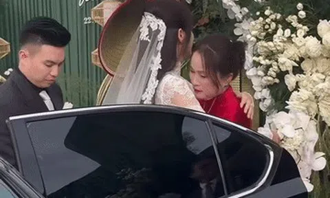 Mẹ hoa hậu Đỗ Thị Hà bịn rịn tiễn con gái về nhà chồng ở Quảng Trị