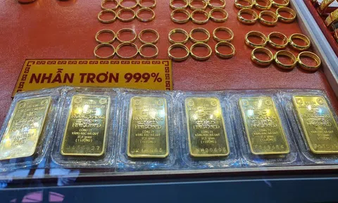 Cuối ngày 13-10, giá vàng miếng SJC và vàng nhẫn tiếp tục tăng mạnh