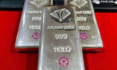 Giá bạc giảm mạnh, người dân "vét" cháy hàng