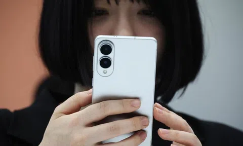 Mẫu điện thoại cao cấp Samsung "mất giá sốc" đến mức khó tin nổi: Mới 5 tháng ra mắt đã tụt hẳn 11 triệu