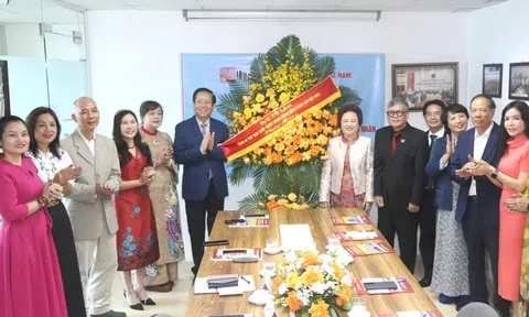 Tổng Bí thư Tô Lâm tặng hoa chúc mừng Hội Doanh nhân Tư nhân Việt Nam