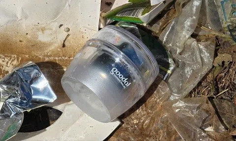 Cận cảnh hàng trăm chai, lọ mỹ phẩm vứt bỏ ven đường ở Đà Lạt