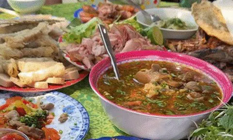 Mâm cỗ đám giỗ ở Đà Nẵng gây sốt, khách mê tít món 'di sản quốc gia'