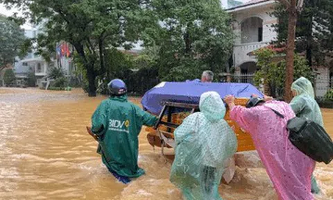 Xót lòng cảnh gia đình ở Huế đẩy quan tài vượt dòng lũ đi hỏa táng