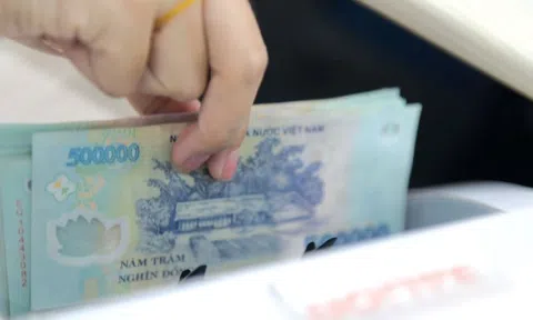 Chuyện cổ tức ngân hàng: Giữ tiền để lớn hay chia sẻ với cổ đông?