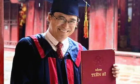 MC 'Rồng vàng' nhận bằng Tiến sĩ