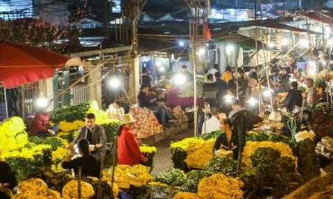 Chợ hoa lớn nhất Hà Nội đông kín khách suốt đêm trước ngày 20/10