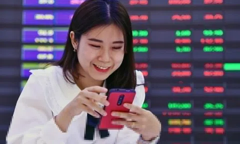 VN-Index vượt đỉnh 3 năm