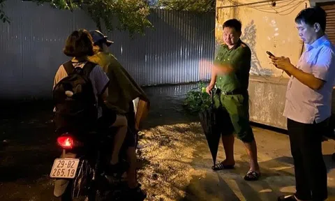 Di dời gấp nhiều hộ dân khỏi khu tập thể nguy hiểm bậc nhất Hà Nội trước khi bão về