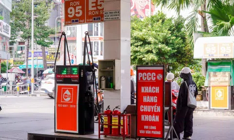 Nhiều cây xăng tại TPHCM đồng loạt nhận chuyển khoản