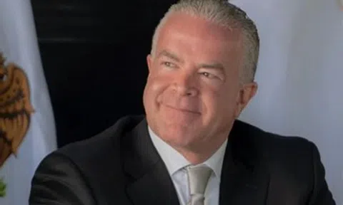 Chủ tịch Miss Universe bị truy nã