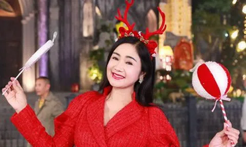 NSND Thu Hà U60 vẫn trẻ đẹp, Diễm My 9X gợi cảm đón Giáng sinh