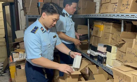 Hà Nội: Phát hiện kho hàng nghi giả nước hoa thương hiệu nổi tiếng giữa phố cổ