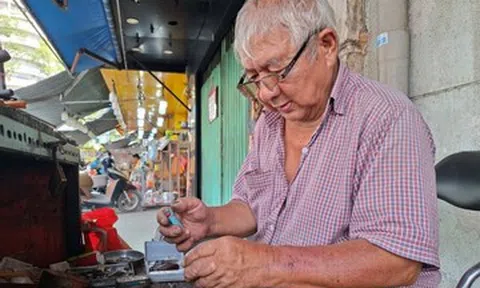 45 năm ngồi vỉa hè sửa bật lửa, bác thợ già TPHCM khiến khách nể phục