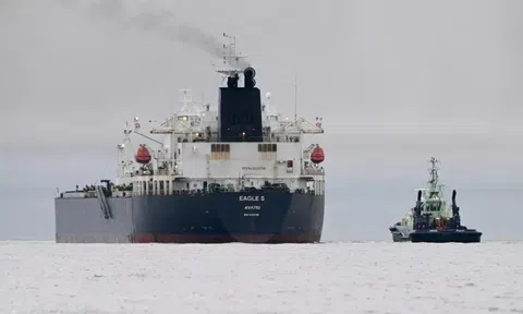 Châu Âu ‘bất lực’ với hạm đội tàu chở dầu bóng tối của Nga – Càng trừng phạt càng xuất hiện nhiều, gây tràn dầu khắp nơi không ai xử lý được
