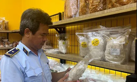 Phát hiện cơ sở bánh tráng hơn 400 sản phẩm không có nguồn gốc, xuất xứ