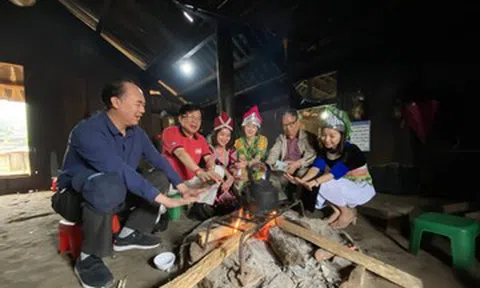 Tết năm ấy, mẹ đun nồi nước lá thơm lừng, cả nhà 'tắm tất niên'