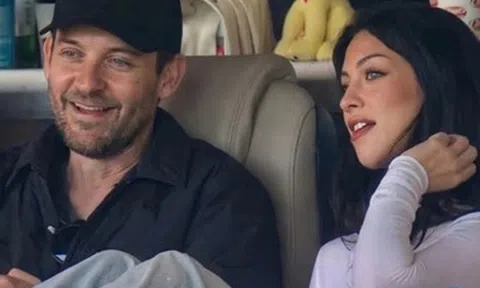 Diễn viên 'Người Nhện' tình tứ bên bạn gái tin đồn kém 31 tuổi