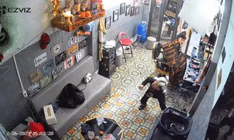 Thót tim khoảnh khắc thanh niên rơi xuyên mái nhà ở Bắc Ninh