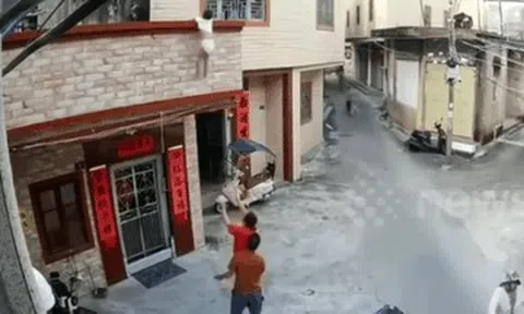 Bé trai 3 tuổi rơi từ ban công được hàng xóm cứu sống ngoạn mục