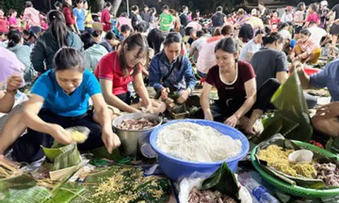 Hàng trăm người Đồng Nai xa lạ tụ lại xuyên đêm cứu trợ đồng bào vùng lũ