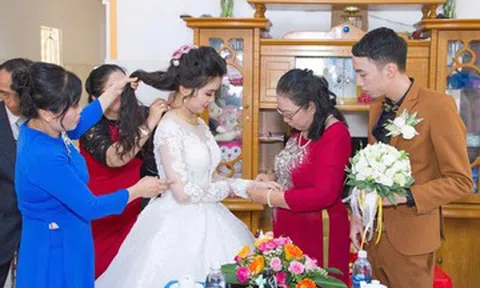 Mẹ kế đi mót lúa nuôi 2 con chồng khôn lớn và cái kết khiến ai cũng rưng rưng