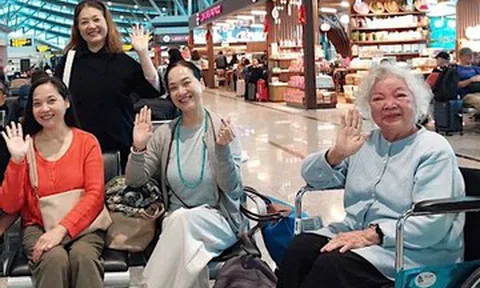 Chuyện xúc động 3 NSND, NSƯT cùng đưa mẹ phải ngồi xe lăn đi du lịch