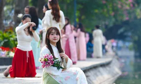 'Nàng thơ' đứng kín bờ hồ Hoàn Kiếm chụp ảnh chơi Tết