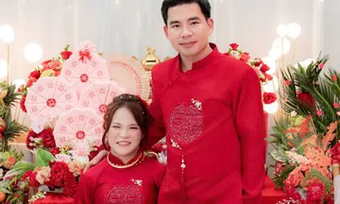 Chú rể đẩy xe lăn đưa cô dâu vào lễ đường, quan khách sụt sùi lau nước mắt