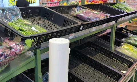 Người Hà Nội tất bật đi chợ, nhiều quầy hàng hết sớm ngày bão