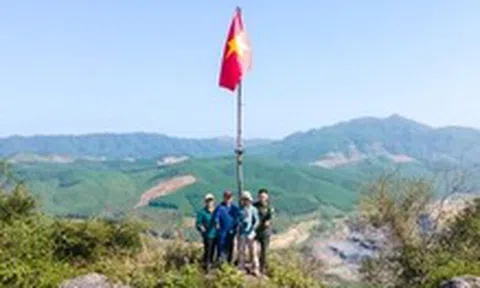 Ngắm Đường 9 mùa xuân về từ cứ điểm Rockpile