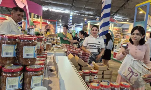 Rộn ràng hàng Tết, quà Tết