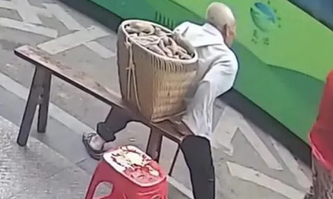 Không đón cụ ông mang giỏ nặng, tài xế xe buýt nhận kết đắng