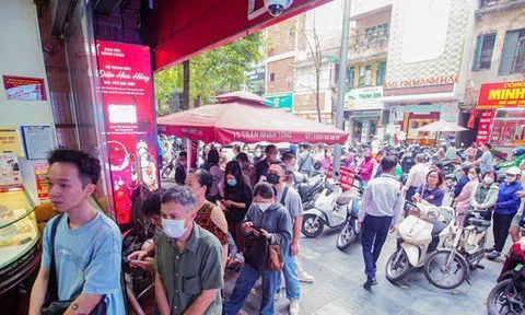 Giá vàng tăng vượt mọi dự báo, 'điên loạn' ở chợ đen