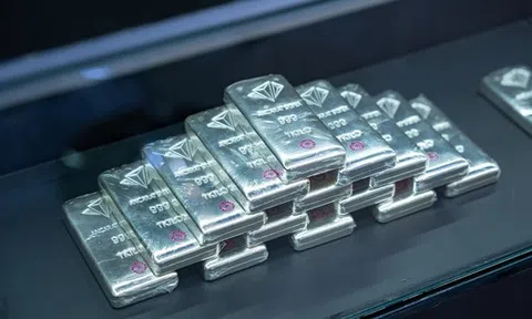 Giá bạc neo ở mức cao