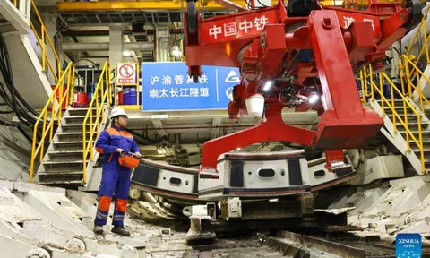 “Chuột sắt khổng lồ” Trung Quốc dài 148 mét, nặng 4.000 tấn, lập kỷ lục bấm nút là đào 10.000m không nghỉ