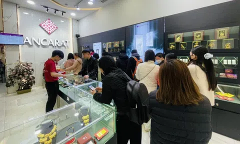 Giá bạc tăng mạnh, người dân Hà Nội xếp hàng mua