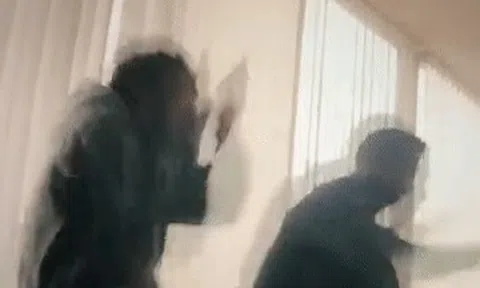 2 nam diễn viên rơi khỏi cửa kính khi thực hiện cảnh quay nguy hiểm