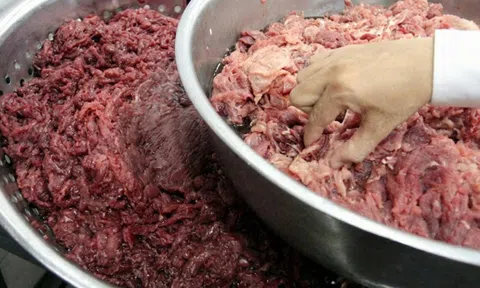 Kiểm tra hành chính 1 cơ sở, công an triệt phá đường dây sản xuất thịt bò giả từ thịt lợn, phân phối 600 kg mỗi ngày đến 75 quán ăn khắp thành phố