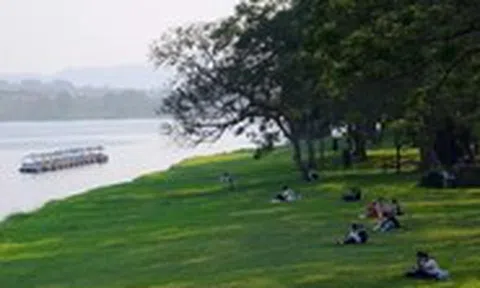 Huế xanh thắm đôi bờ sông Hương