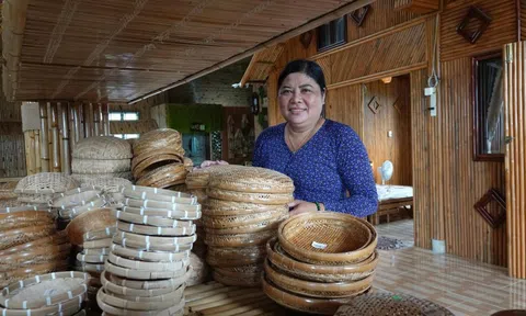 Người phụ nữ ở Cần Thơ đưa sản phẩm từ cây tre "xuất ngoại"