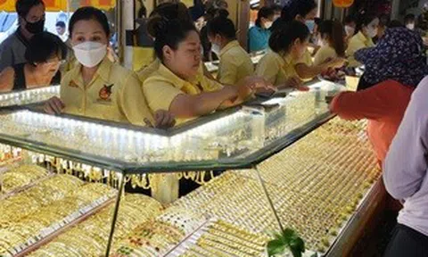 Giá vàng hôm nay, 1-4: Tăng mạnh lên gần 4.700 USD/ounce